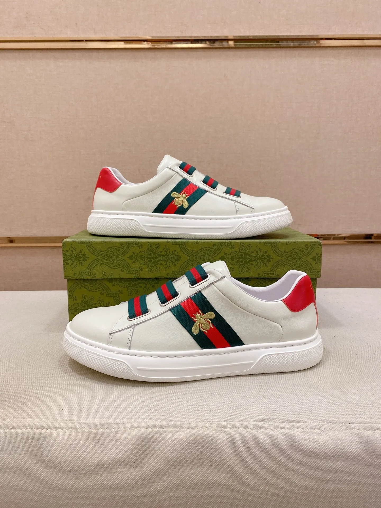 Men's shoes💰 480💰The new GUCCI (Gucci) counters are launched simultaneously. The new men's shoes, 😘fabrics are selected from imported cowhide, and the lining is sheepskin lining. 👍🏿 High-end ☄️ air-cushion molded anti-slip rubber outsole, exquisite lines, simple and elegant, comfortable and high-end for leisure travel. Code number: 38 to 44 (45 can be customized and cannot be returned or exchanged)